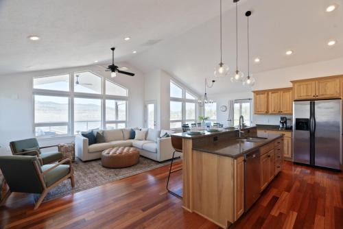 Friday Bay Retreat With Beautiful Lake Views