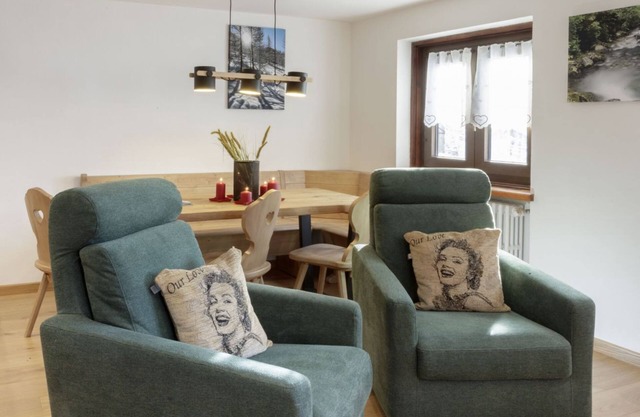 Friendly Apartment walking distance village center and ski bus gondola .