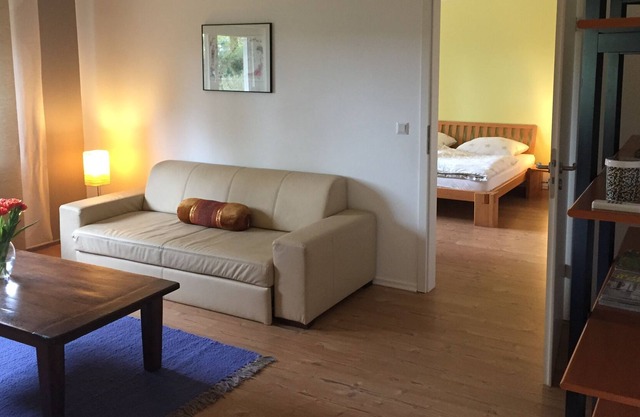Freundliche, geräumige Ferienwohnung in ruhiger Lage für bis zu 4 Personen.