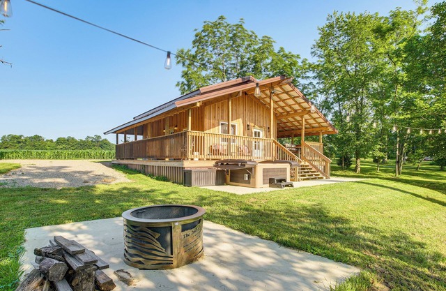 'Friends & Family' Rental Cabin w/ Hot Tub!