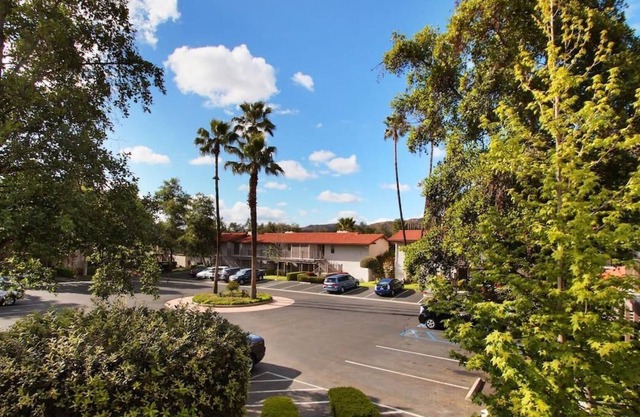 Friends Getaway! Three Comfortable Units, Onsite Game Room, Free Parking