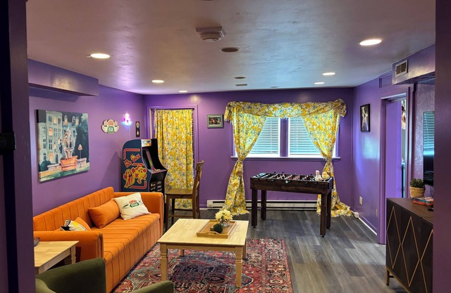 Friends themed apartment w/free parking