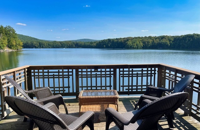 Friendship Lodge Total package lake house, tasteful décor, magnificent lakeview