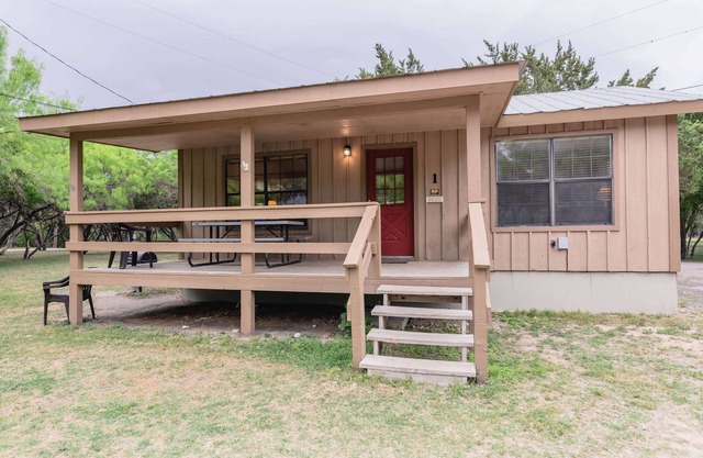 Frio Country Resort - Within walking distance to the Frio River!