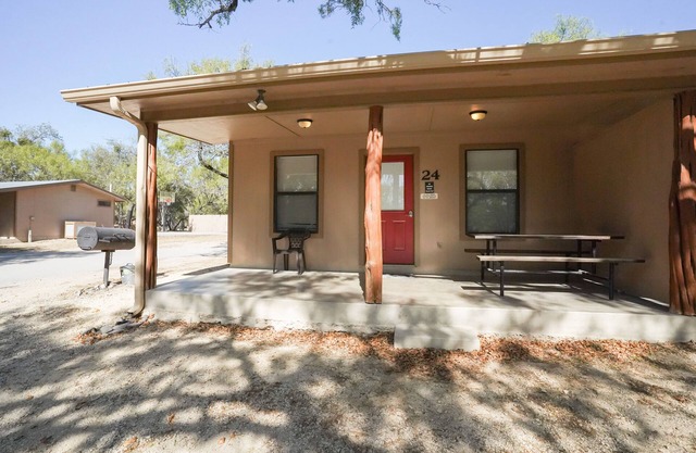 Frio Country Resort - Within walking distance to the Frio River!