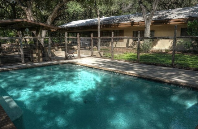 Frio River Urlaub! Zu Fuß zum Fluss Frio. Privater Pool.