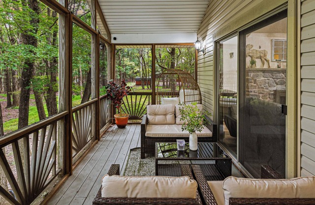 Frolic on Fern by AvantStay | Enclosed Deck w/ Forest Views, Bar