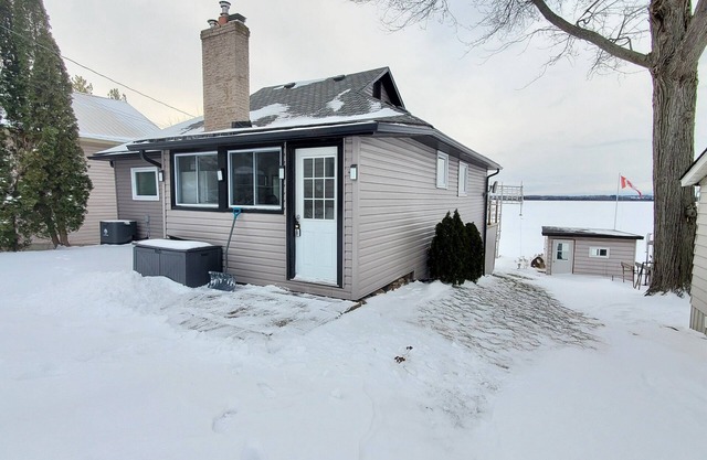 Front lake view cottage with peace and quite place