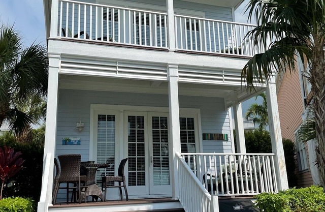 Direkt am Meer Ansichten In Anglers Reef in Islamorada. Resort Pool, Dock, Strand