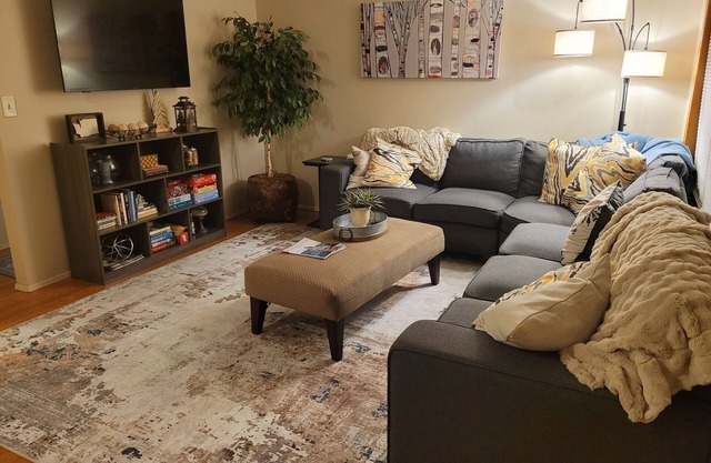Front Street Retreat - A cozy, 2-bedroom apartment in the heart of Lynden!