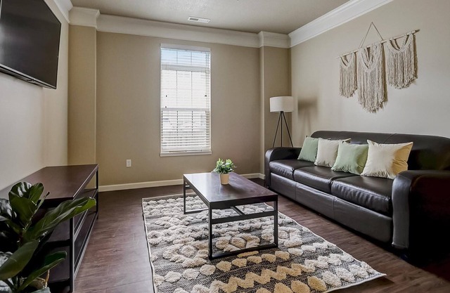 Frontdesk | 2 BR in Roseland
