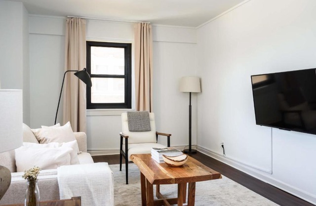 FRONTDESK Bright Warm 1 BR Apt by Forest Park