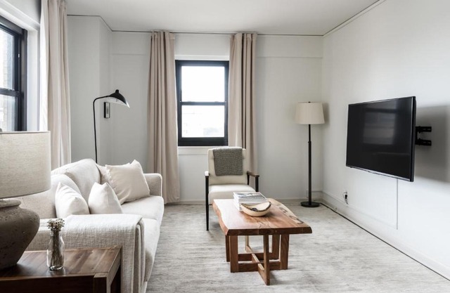 FRONTDESK Modern 1 BR Apt near Barnes Hospital