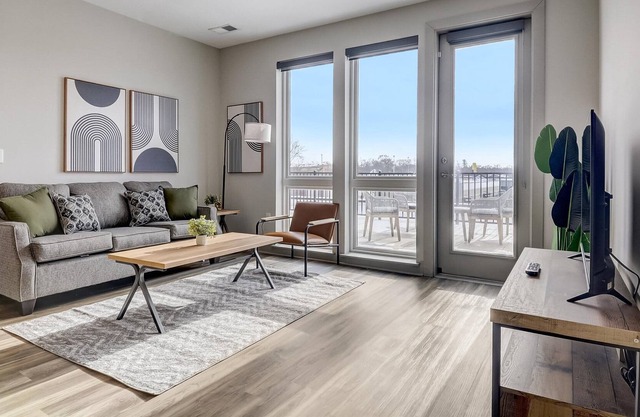 FRONTDESK River House Apts Broad Ripple Indianapolis