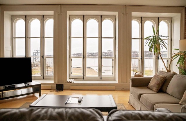Enorme Riverfront 2 Bedroom Condo im Herzen der Altstadt von Quebec