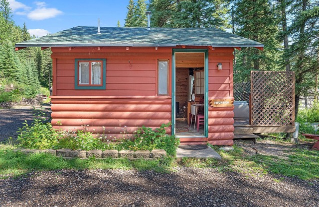 Frontier Kabine mit Hot Tub am Spear Creek