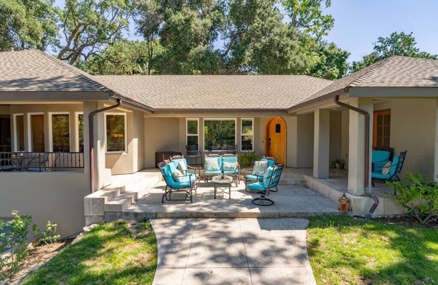 Frontier Oaks: Spacious Templeton Retreat