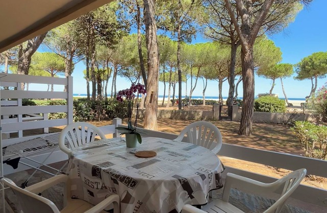 FRONTLINE APARTMENT FACING THE SEA
