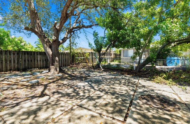 FTL Group Oasis: 3-Home Family Compound: Retro Arcade, BBQ & Near Beach