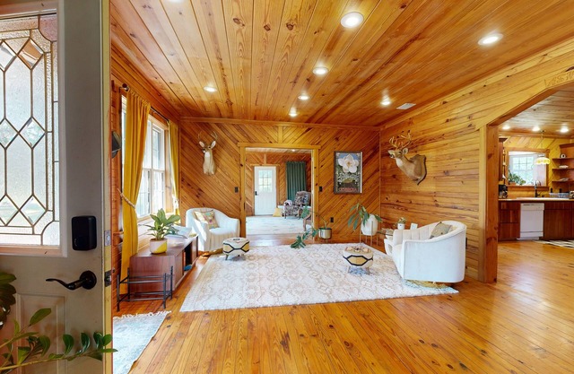 Full 3 ensuite home in fish camp community w/ kayaks, bikes and boat parking