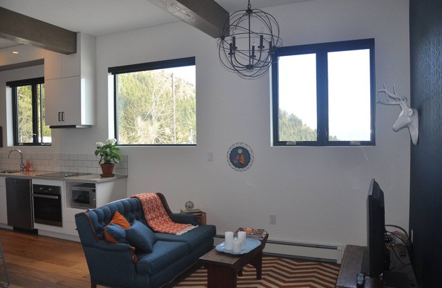 Apartamento completo con entrada privada y garaje en Rossland.