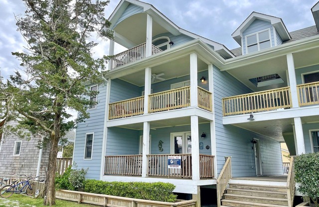 Entspannen Sie sich und beobachten Sie das Wort gehen von dieser Wohnung im zweiten Stock einen gro��en Hof mit Blick auf.