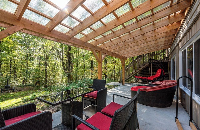 Full cottage on private road near everything! Made to measure pricing offered!