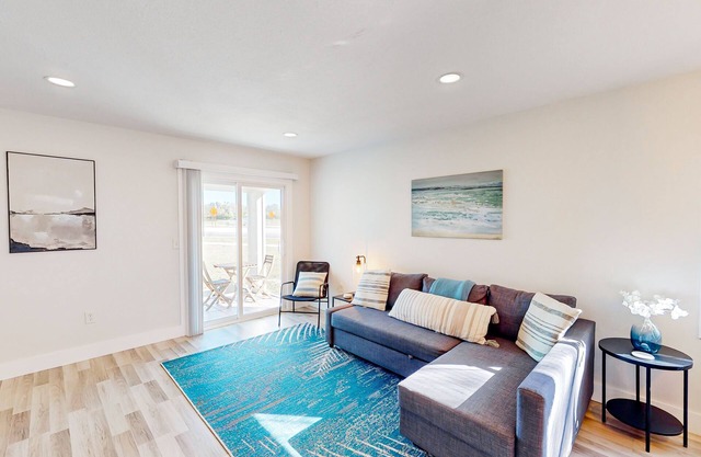 Full duplex near beach with renovated interior, screened porches-Dogs ok