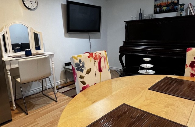 Full Furnished Freshly renovated cozy basement 5 minutes to Upper Canada Mall