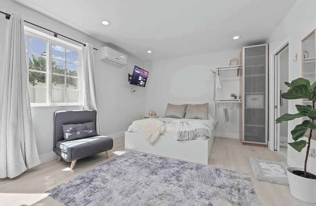 *Full Guest | Luxury Modern Home * Pets Welcome!*