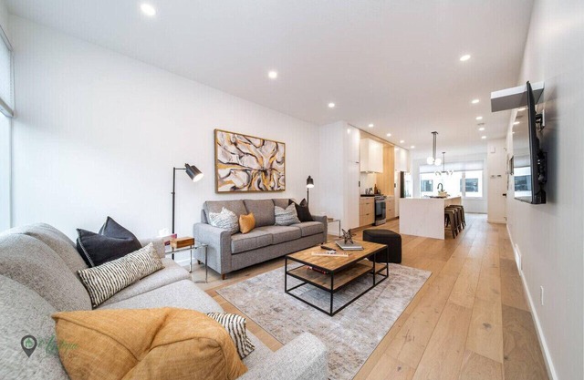 Full Home w/ Separate BSMT | Sleeps 12| King Beds