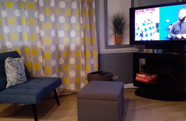 Full kitchen. Lots of parking. Free laundry, Wifi and Roku.