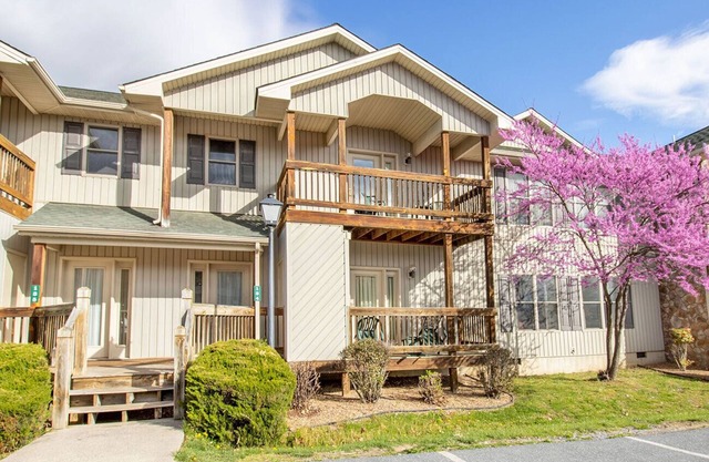 Full Kitchen, Mountain Views, Resort access!
