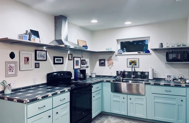 FULL KITCHEN – NEW 1-Bedroom Cottage, 15-Minutes From Silos & Baylor