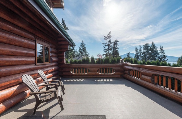 Full Log Cabin - sleeps 8, with AC and beautiful view of Shuswap Lake