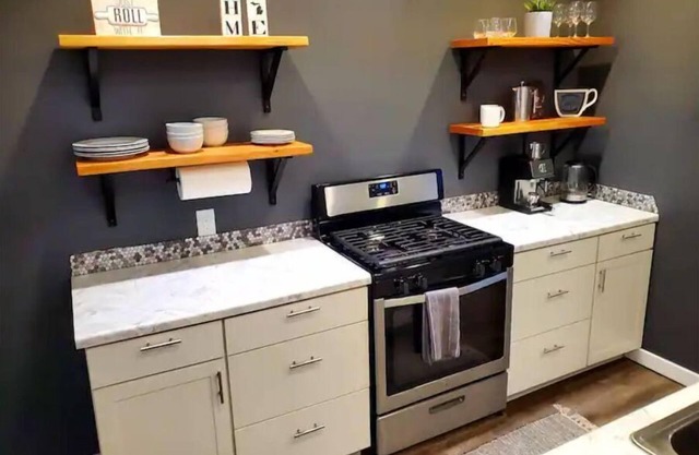 Full open concept cozy apt- 5 mins from D.T. GR