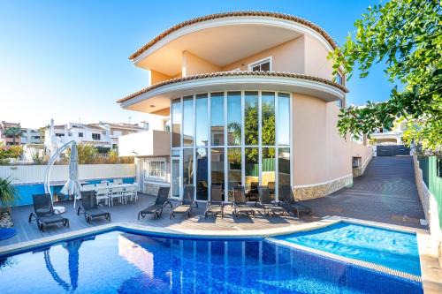 Full private 300sqm Villa Jacuzzi Heated Pool Ideal & quiet location