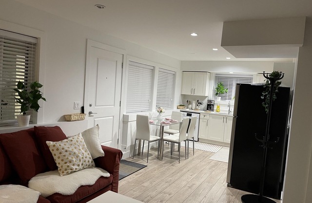 Lixurious fully contained 2 bed/ 1.5 bath suite with private entrance🎶🎉