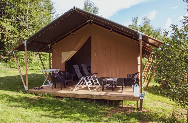 Fully enjoy outdoor living in this glamping safari tent with your own terrace in the beautiful nature.