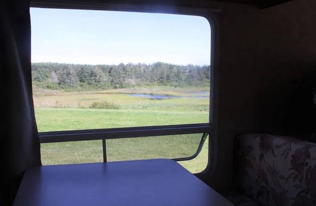 Fully equipped camper on Mavillette River. Close to the beach. (pet friendly)