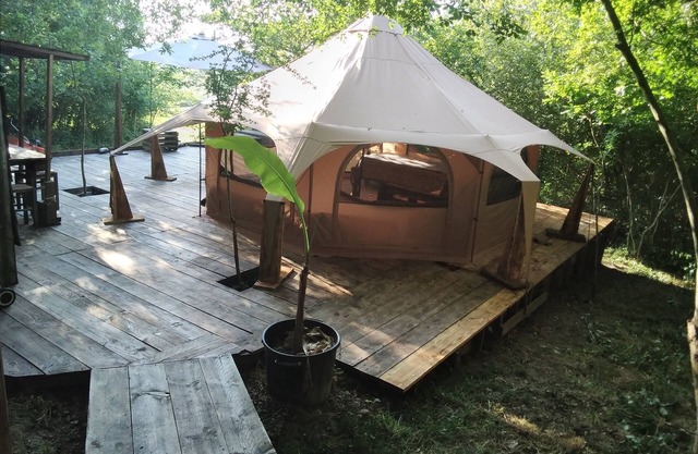 VOLL AUSGESTATTETES SAFARILODGE-ZELT IM ÜPPIGEN WALD