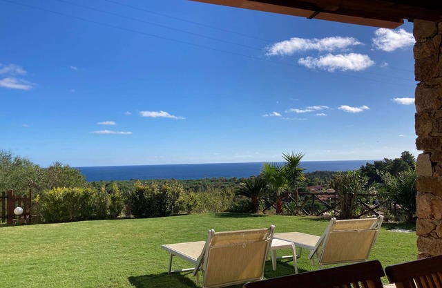 Fully-equipped seaview villa w/ aircon & fast WiFi within 20min walk from beach