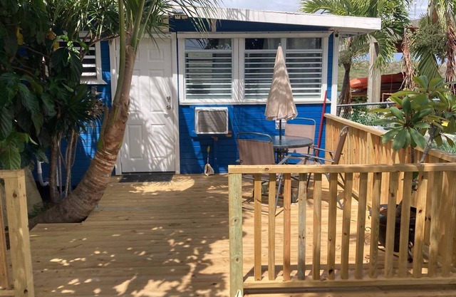 Voll ausgestattetes Studio-Cottage ~ Schöne Aussicht auf die Bucht + Strandbedarf & WLAN