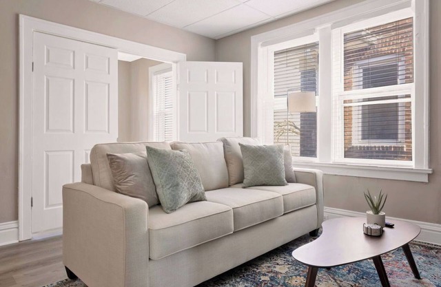 Fully Equipped Cozy 2BR Apartment Near Delmar Loop - Mid term Rental