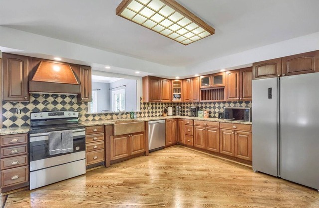 Fully facilitated home, 7 Beds + Pool. (Pine Bush)
