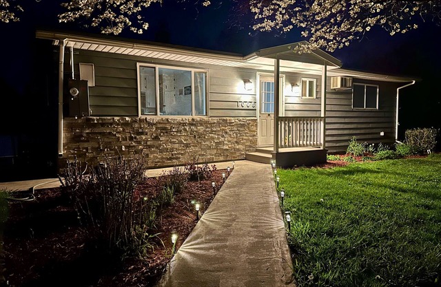 Fully Fenced Backyard, Fire Pit, BBQ, Sunset Views, Family & Pet Friendly! Fenced Back Yard