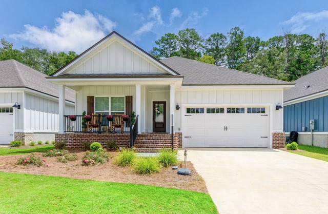 Fully-Fenced Backyard! Perfect for Families/Groups