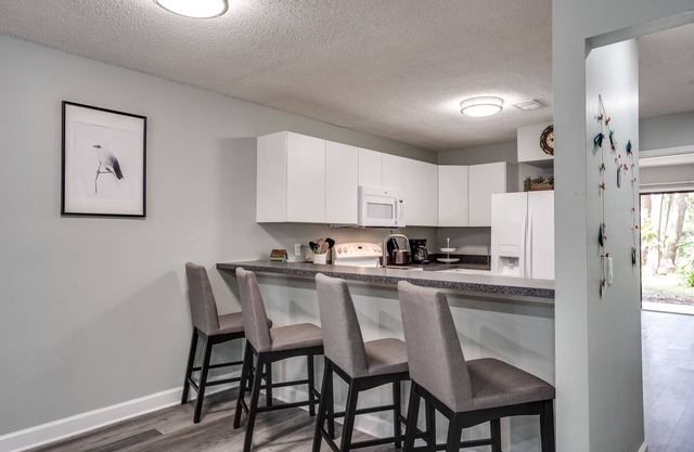 Fully Fenced |King Suite |Small Dogs Ok |Near NAS Jax|20 min to JIA |Month Stays Accepted| BBQ