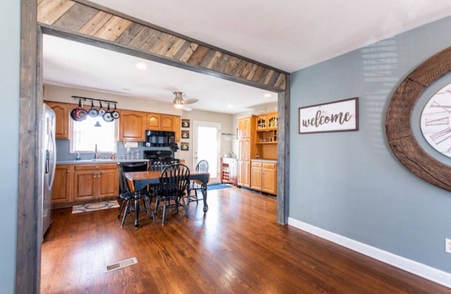 ⭐Fully fenced yard⭐4 car driveway⭐firepit⭐central location⭐basement⭐