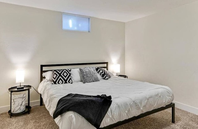 Fully Fenced Yard,Garage Parking, Sleeps 4